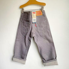 Load image into Gallery viewer, BNWT Levi’s 505 in light steel grey // 4 years*