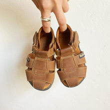 Load image into Gallery viewer, Oshkosh brown sandals // Infant uk 4.5