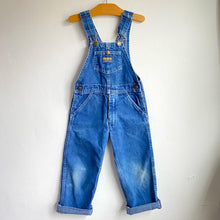 Load image into Gallery viewer, Classic vintage Oshkosh blue denim dungarees // 5 years 💙
