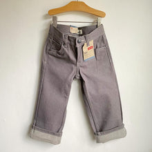 Load image into Gallery viewer, BNWT Levi’s 505 in light steel grey // 4 years*
