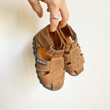 Load image into Gallery viewer, Oshkosh brown sandals // Infant uk 4.5
