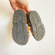 Load image into Gallery viewer, Oshkosh brown sandals // Infant uk 4.5
